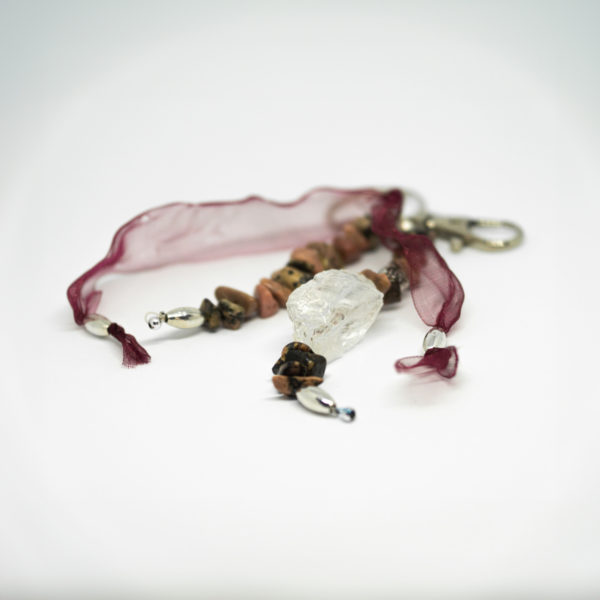 Bijoux de sac avec brut de quartz et rhodochrosite.